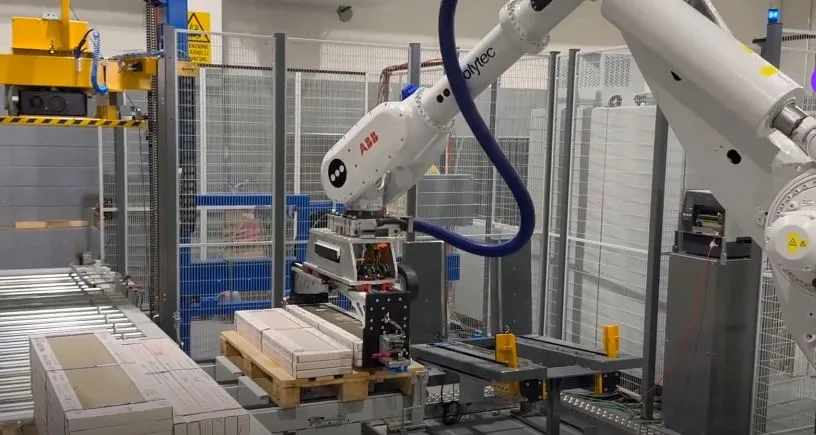 Robotic cell for tile boxes picking and palletizing